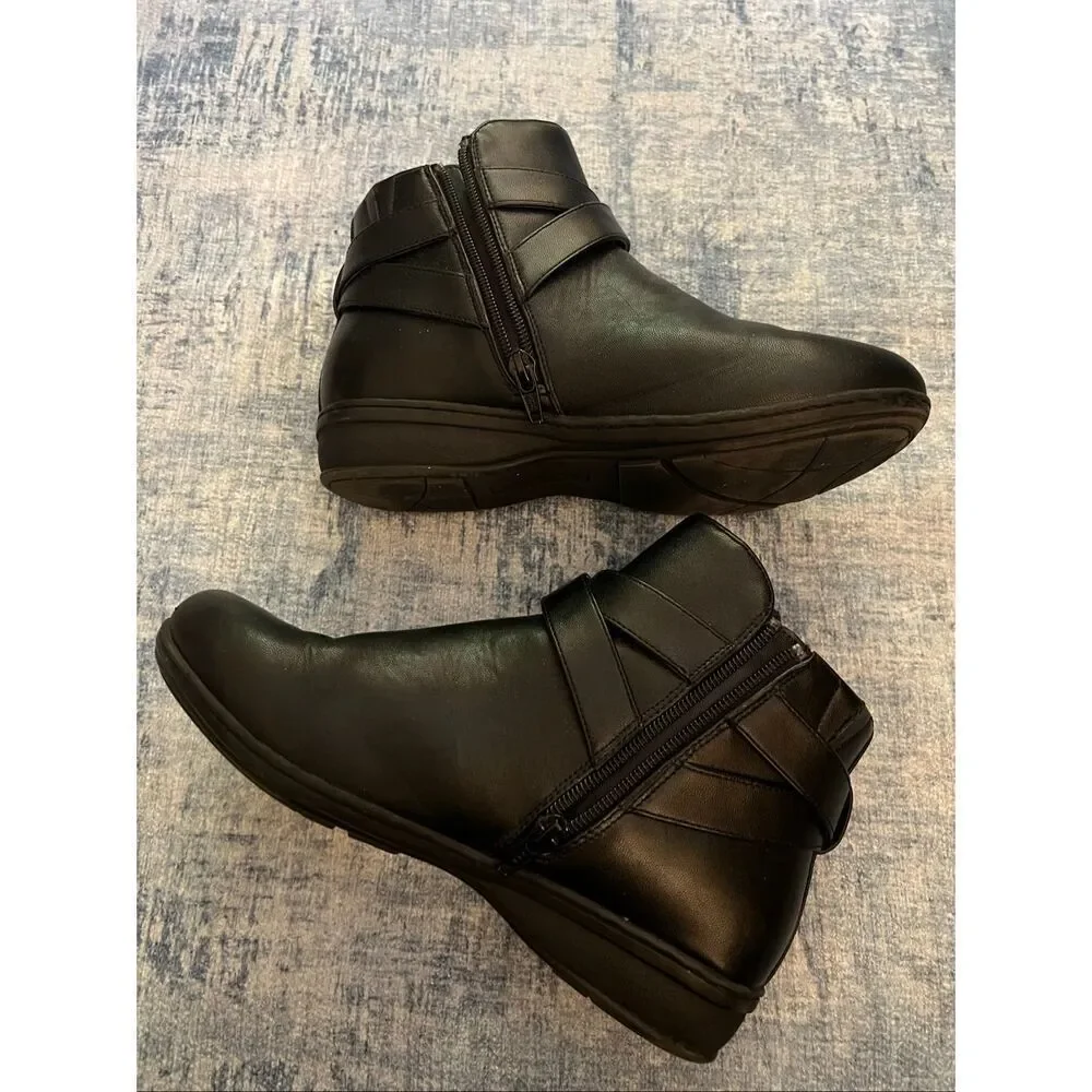 Comfortview Black Faux Leather Bronte Side Zip Ankle Booties Size 7 Wide